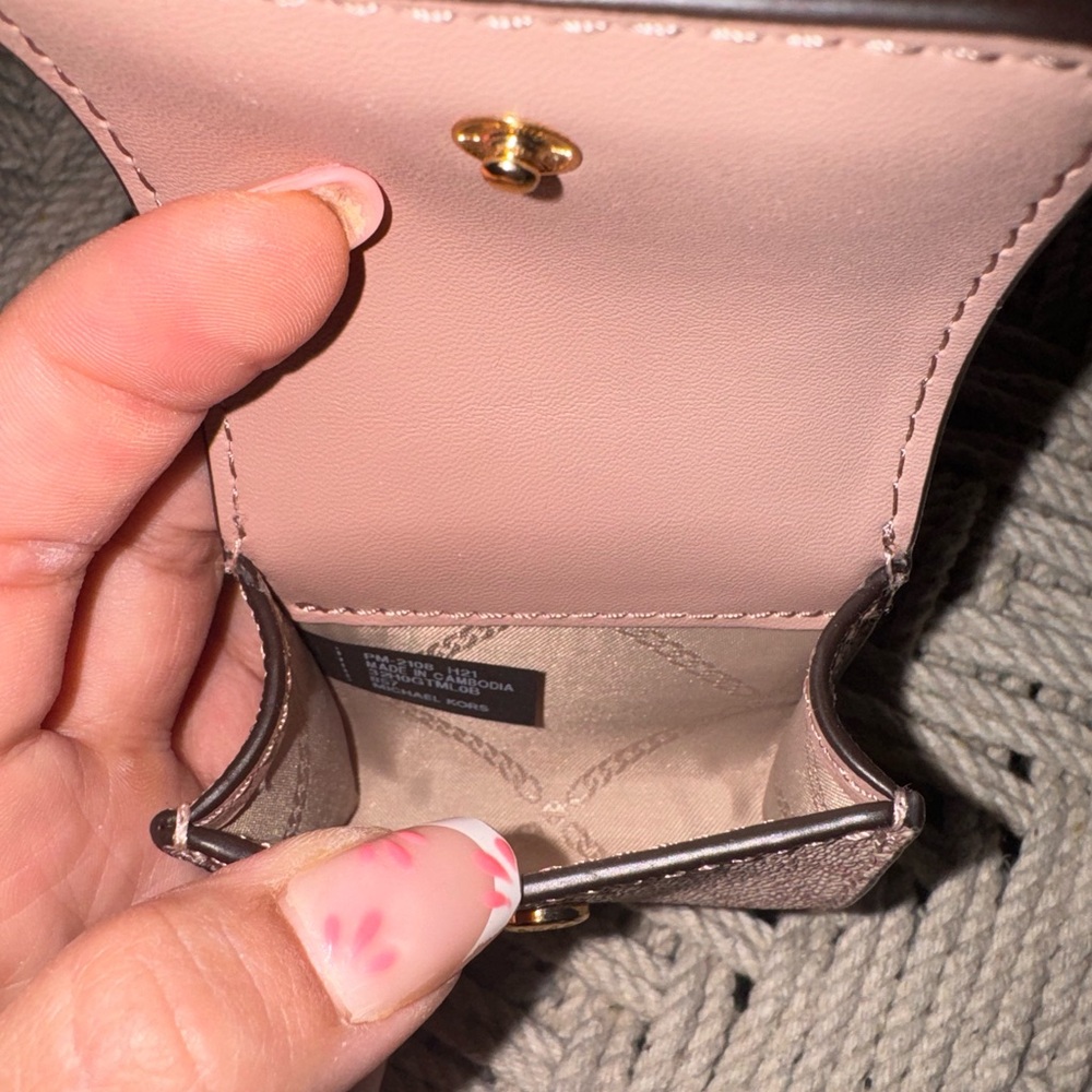 Michael Kors Logo Airpod Holder NWT Blush with Gold Hardware - Picture 4 of 5